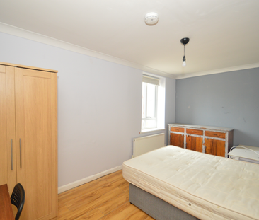 1 bedroom in a flat share to rent - Photo 2