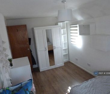 4 bedroom semi-detached house to rent - Photo 5