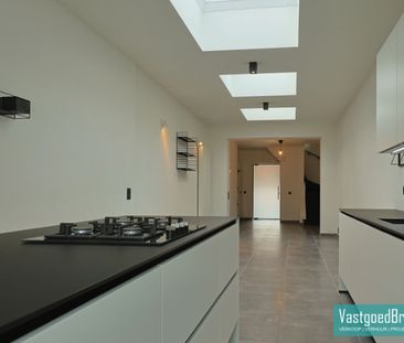 Volledig gerenoveerde rijwoning met terras en tuin - Foto 2