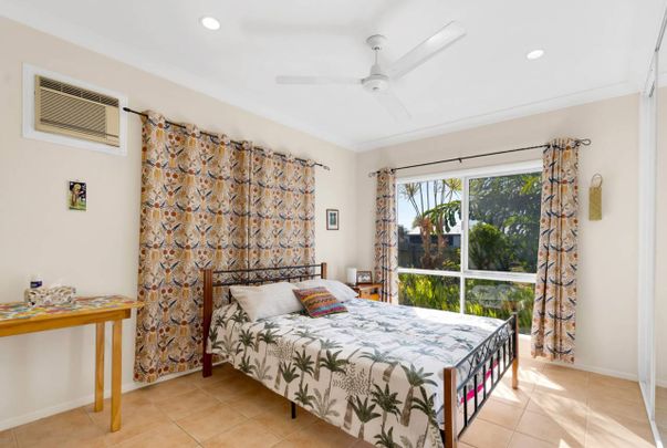 SPACIOUS FAMILY HOME SET IN QUIET CLOSE - Photo 1