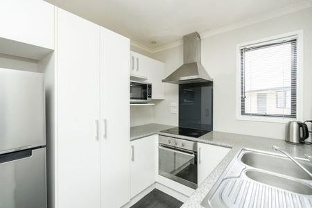 Discover modern comfort and convenience in this well-appointed two-bedroom, one-bathroom townhouse on sought-after Killarney Road, Hamilton. - Photo 3