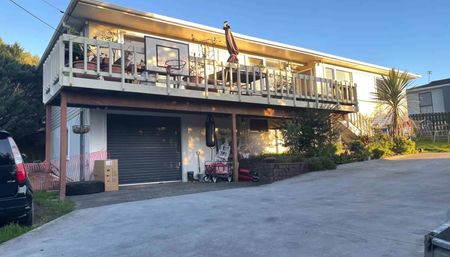 4 Bedroom Family Home In Coastal Beach Haven - Photo 2