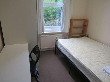 Bedroom Detached House In Winton, BH9 - Photo 2