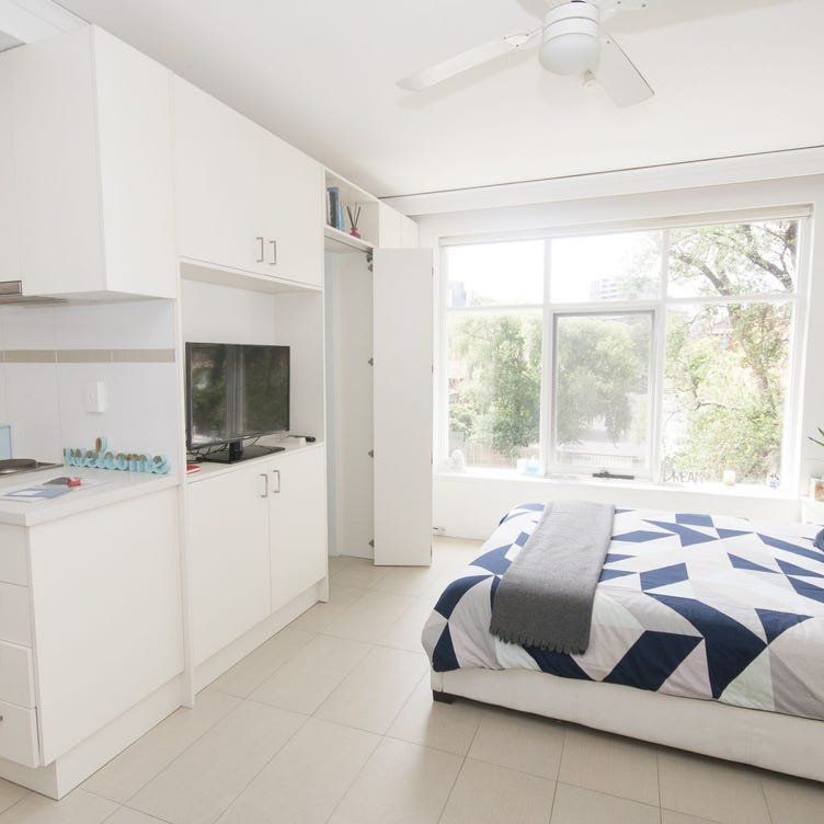 Stylish Furnished Studio with Car Space in the Heart of St Kilda - Photo 1
