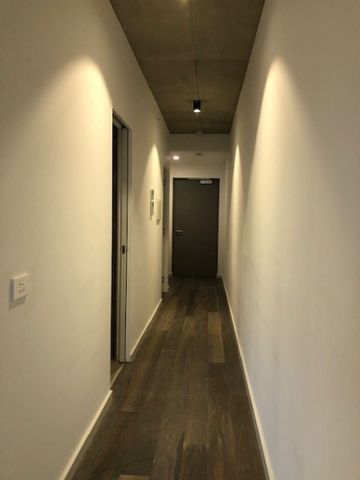 UNFURNISHED Modern Luxury One Bedroom Apartment! - Photo 4