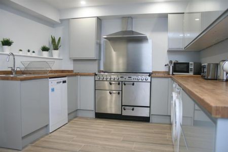 1 bedroom in a house share to rent - Photo 2