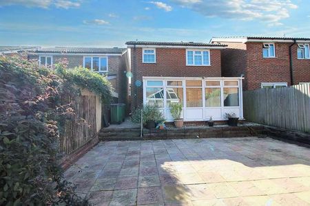 Naseby Avenue, Folkestone, CT20 - Photo 4