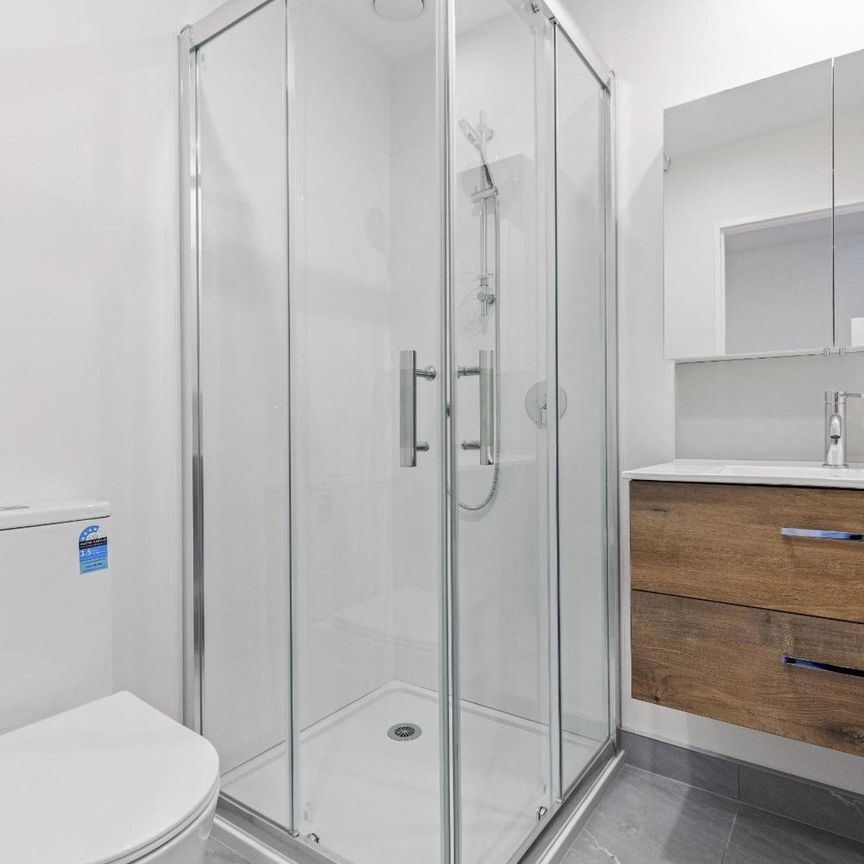 Modern living in Glen Eden / Oratia - Photo 1