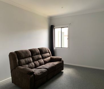 Beautiful Fully Furnished 4 Bedroom 2 Bathroom Home - Photo 1
