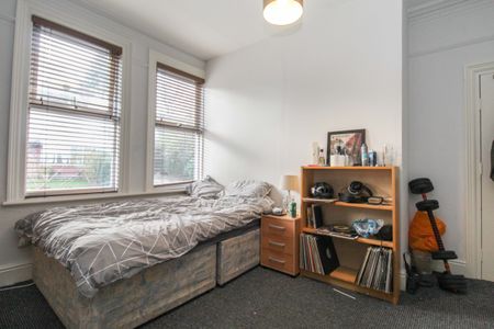 BILLS INCLUDED – Wood Lane, Headingley, Leeds, LS6 - Photo 2