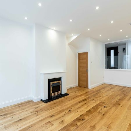 A rare four bedroom and two bathroom family home with private outdoor space conveniently nestled near Hyde Park. - Photo 4
