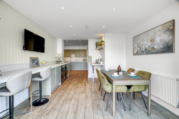 Thundersley Park Road, Benfleet - Photo 1