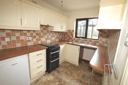 3 bedroom end of terrace house to rent - Photo 4