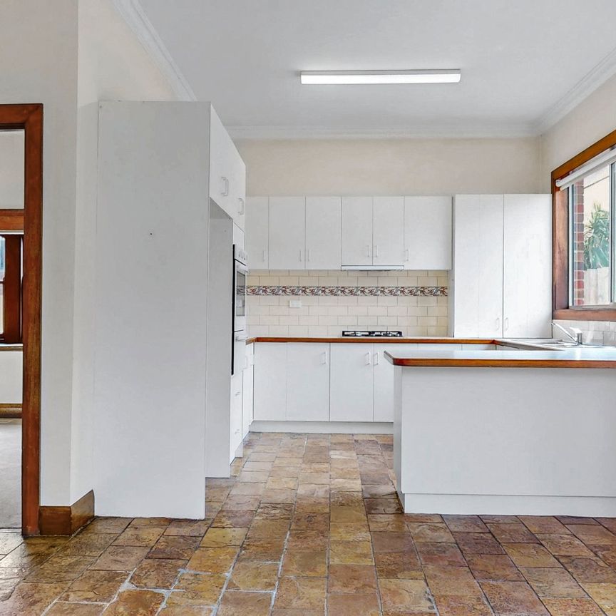 210 Napier Street, Essendon - Photo 1