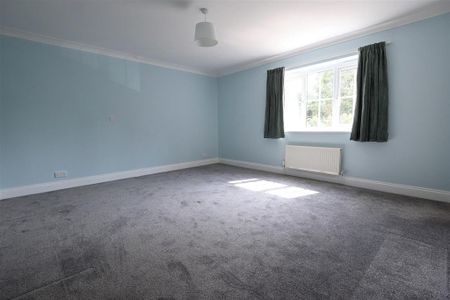 4 bedroom detached house to rent - Photo 2