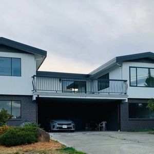 4 bedroom 3 Bathroom - Photo 2