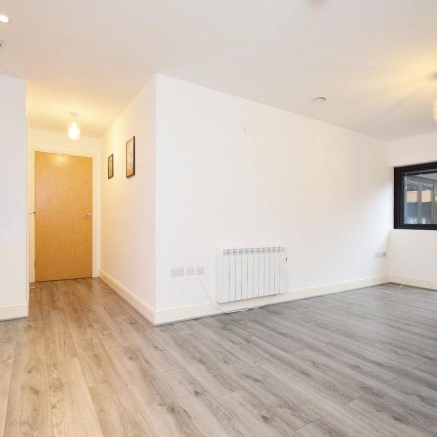 2 bedroom Flat To Let - Photo 1