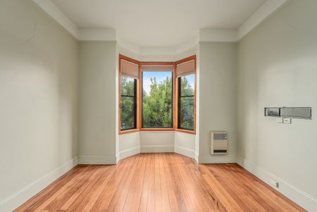 Convenient and Central - Photo 3