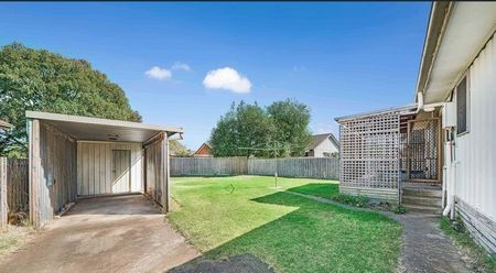 Beautiful family home positioned in a highly desirable location. - Photo 3