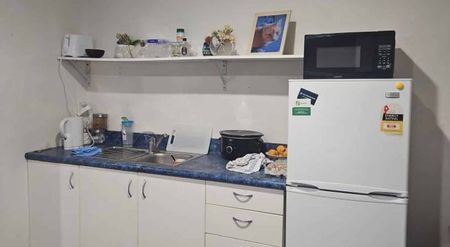 ELECTRICITY INCLUDED - CENTRAL FURNISHED BEDSIT UNIT! - Photo 3