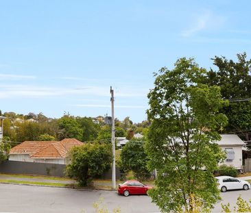 Stylish 2-Bedroom Unit with Balcony & Modern Comforts - Photo 4