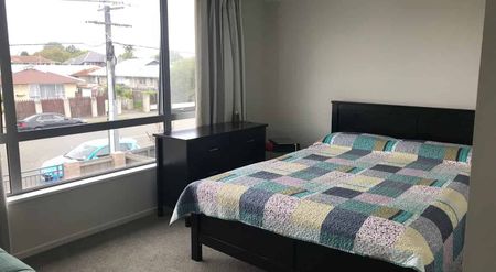 Beautiful 4 Bedroom, 3 Bathroom Home - Photo 3