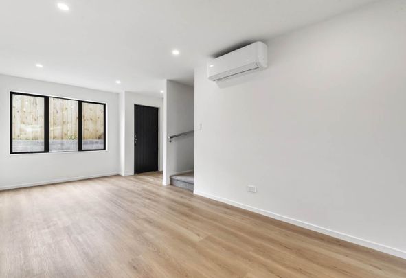 Prime Green Bay Location – 2-Bedroom Townhouse with Special Offer - Photo 1