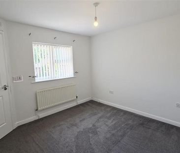 4 bedroom semi-detached house to rent - Photo 4