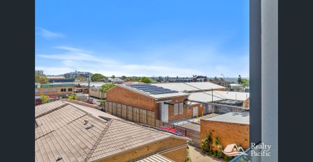 Bay Views! - Modern Two-Bedroom Unit in the Heart of Wynnum - Photo 4