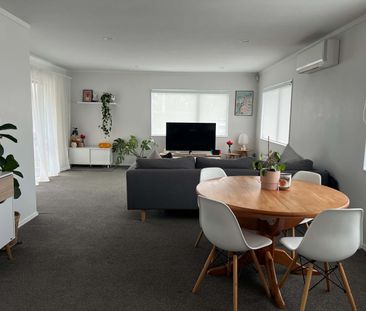 3 Bedrooms, Te Atatu Peninsula - Photo 2