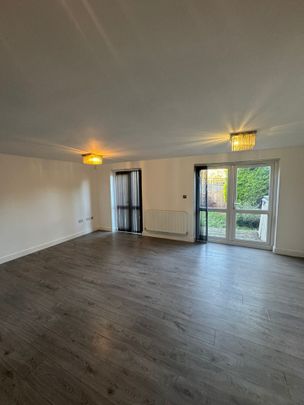 4 Bed Semi-Detached House, Woodside Grange Road, N12 - Photo 1