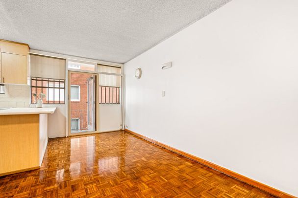 Bright & Spacious Apartment - Photo 1