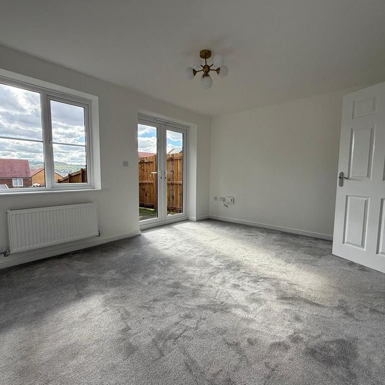 3 bedroom semi-detached house to rent - Photo 1