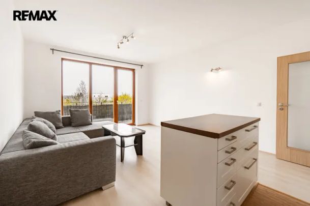 Pronájem bytu 2+kk s balkonem, sklepem a garážovým stáním, Márova, Praha 5 Stodůlky - Photo 1