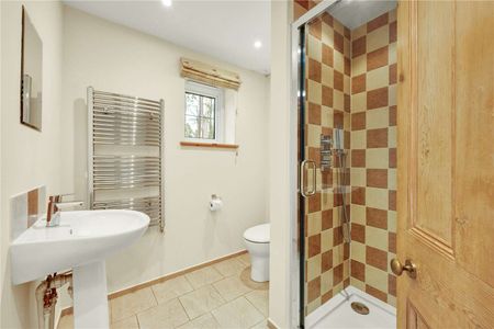 An impressive detached house in one of Farnham's most desirable areas - Photo 5