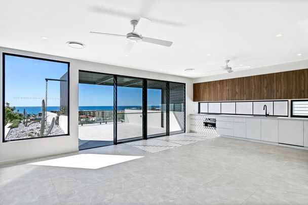 Luxurious Top Floor Unit with Terrace, Ocean Views. Water and Electricity Included! - Photo 1