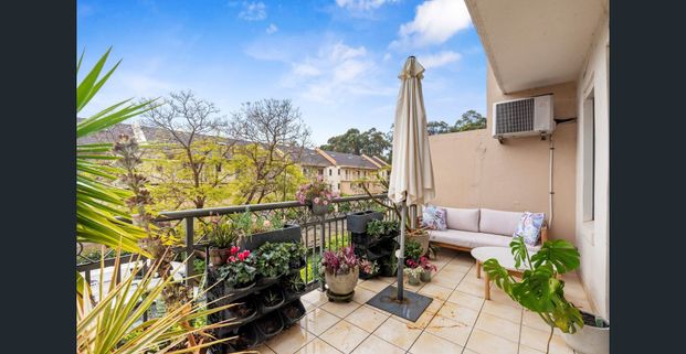 COMFORTABLE & SUNNY TOWNHOUSE - Photo 1