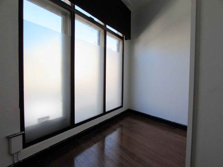 SPACIOUS 2 BEDROOM APARTMENT IN EXCELLENT LOCATION - Photo 3