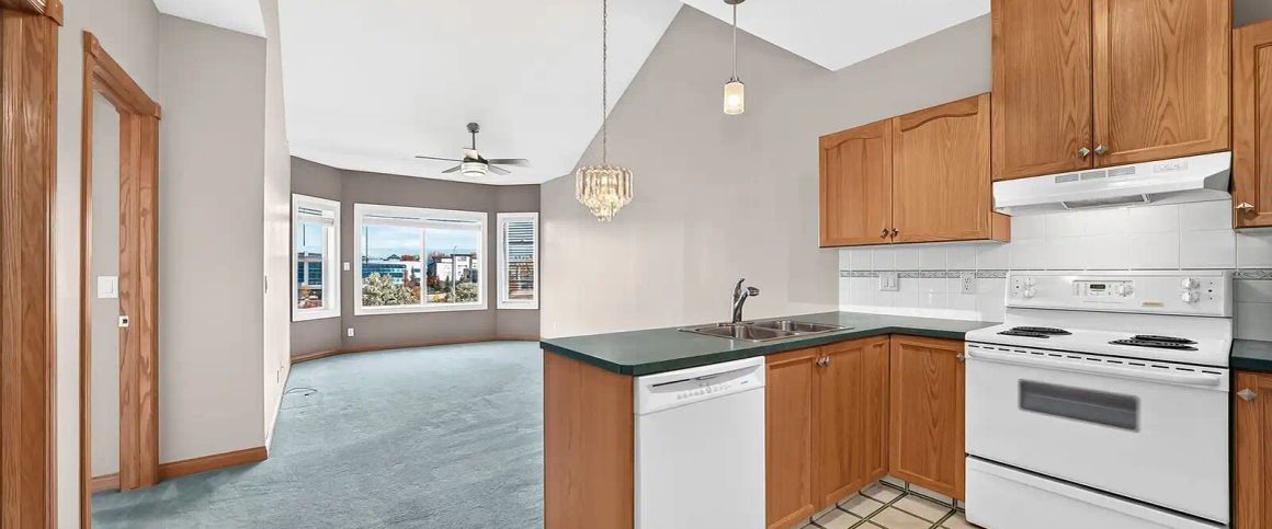 Delightful Top Floor Condo in Central Location — 2 Bedrooms Condo Unit - Photo 1