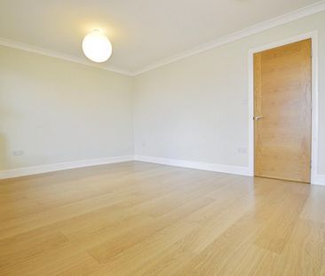 1 bedroom Flat To Let - Photo 2