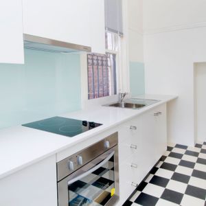 Modern One Bedroom Apartment In Excellent Location - Photo 2