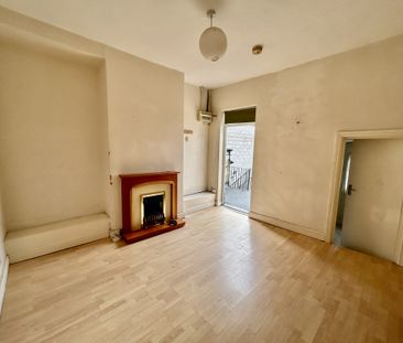 A first floor spacious flat very close to city centre and train sta... - Photo 1