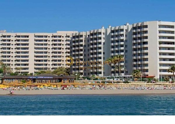 MID-SEASON. FOR RENT FROM 1.10.2024-31.5.2025 BEAUTIFUL STUDIO APARTMENT WITH HARBOUR AND SEA VIEWS IN TORREMOLINOS