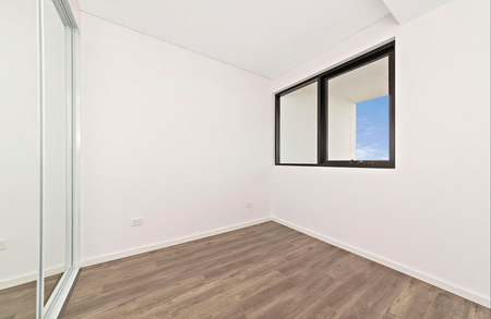 Stunning One Bedroom Apartment with city view, premium location in Burwwod - Photo 4