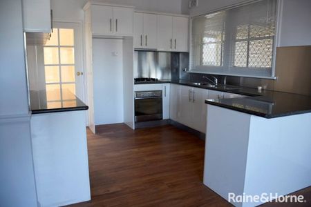 LUXURIOUS TURVEY PARK APARTMENT - Photo 5