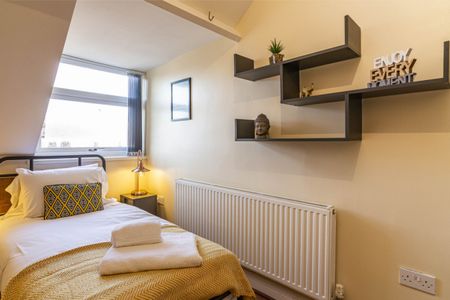 2 bed Flat for Rent - Photo 2