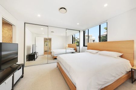 Bespoke North-Facing Two Bedroom Apartment in Convenient Sought-After Complex - Photo 3