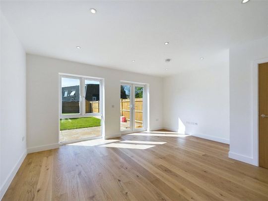 4 bedroom end of terrace house to rent - Photo 1