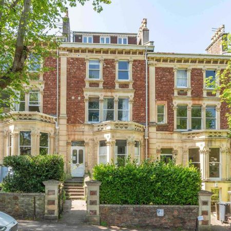 A well-proportioned and light 2 bedroom top floor flat tucked away on Hanbury Road equidistant to nearby Whiteladies Road and Clifton Village. - Photo 4