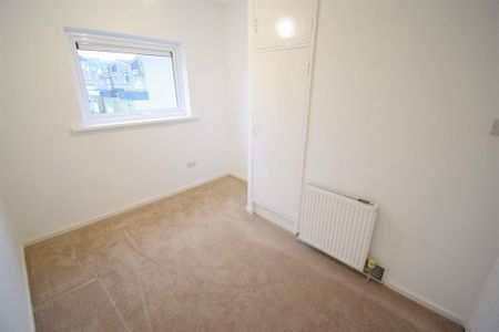 3 bedroom end of terrace house to rent - Photo 3